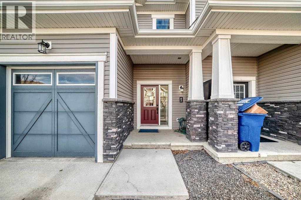 82 Hillcrest Square Sw, Airdrie, Alberta  T4B 4H9 - Photo 2 - A2285277