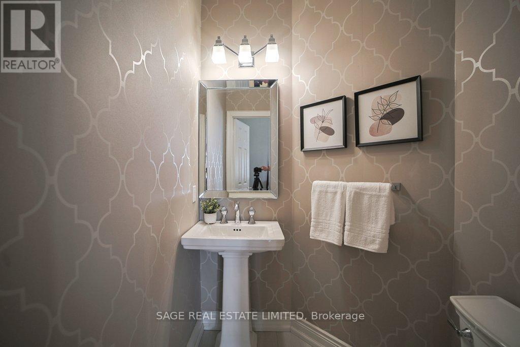 19 Estoril Terrace, Toronto, Ontario  M6N 5E1 - Photo 12 - W12837242