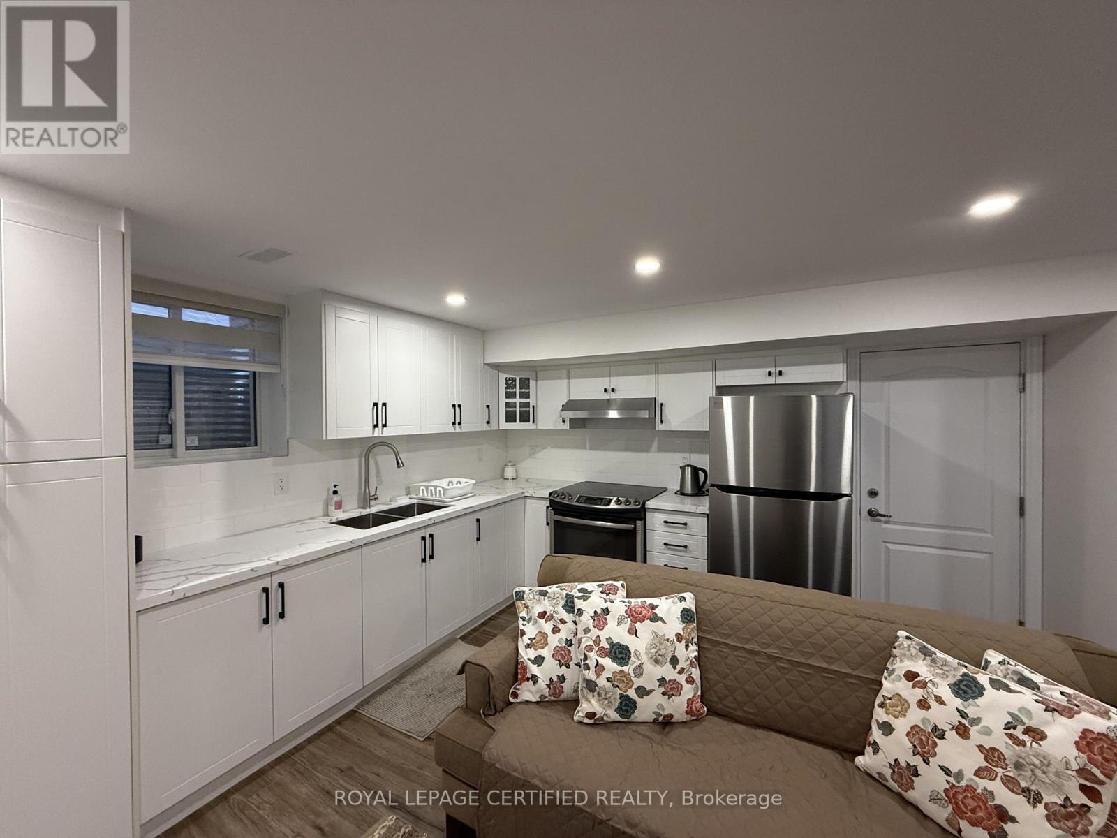 661 Symons Crossing Mill, Milton, Ontario  L9T 7S2 - Photo 3 - W12837298