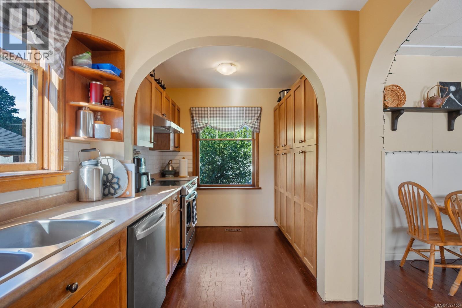 2725 Derwent Ave, Cumberland, British Columbia  V0R 1S0 - Photo 2 - 1027455