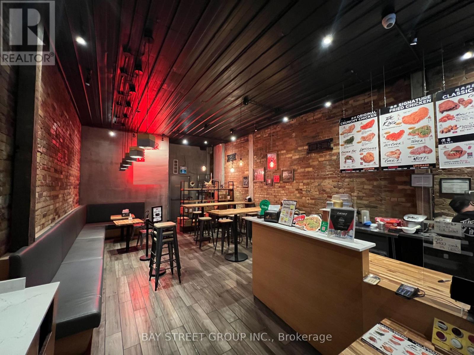 692 YONGE STREET, Toronto, Ontario