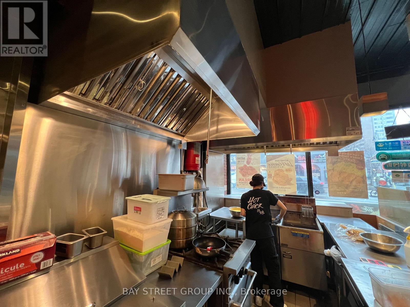 692 Yonge Street, Toronto, Ontario M4Y 2A6 - Photo 3 - C12837330