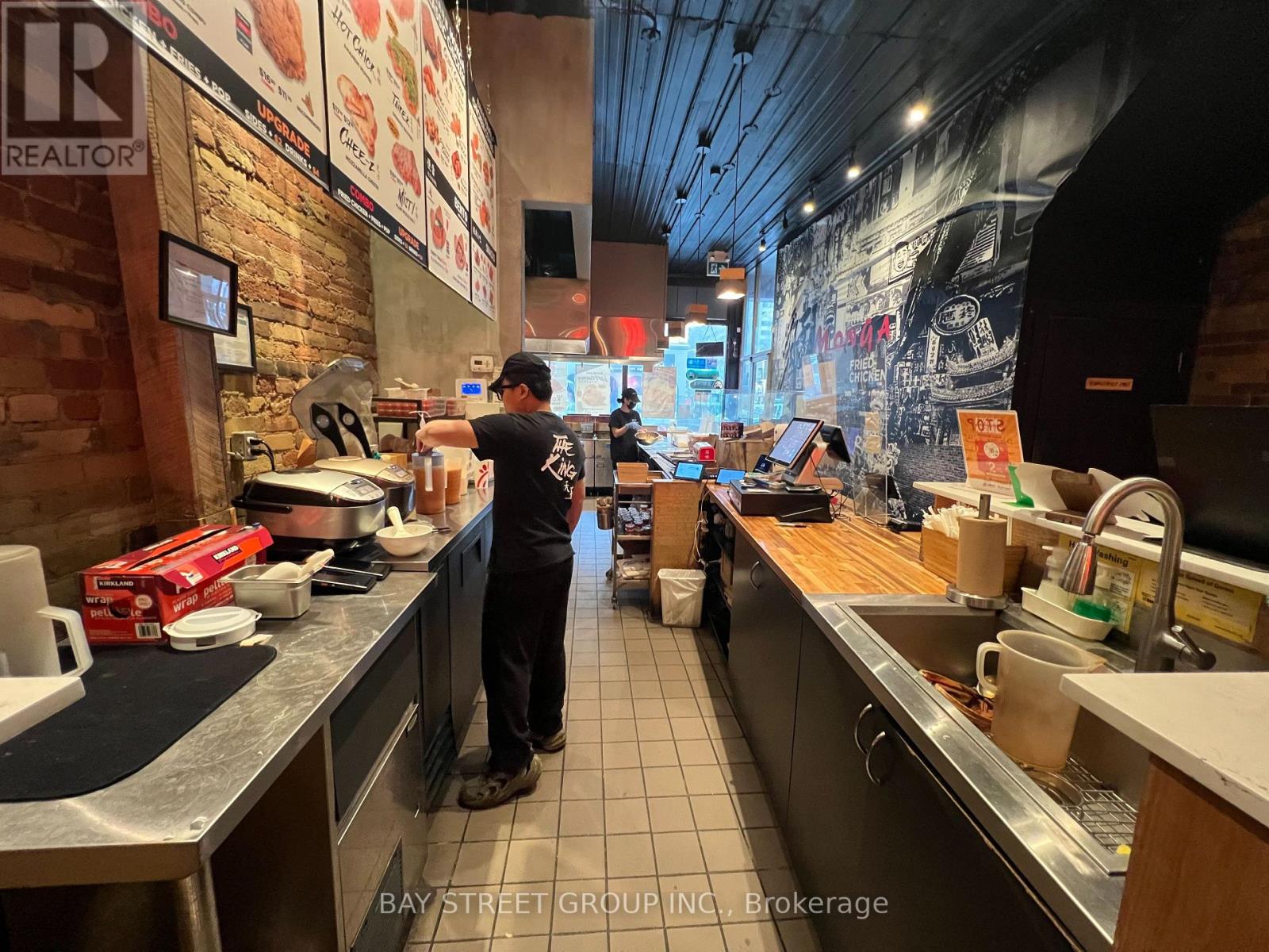 692 Yonge Street, Toronto, Ontario M4Y 2A6 - Photo 4 - C12837330