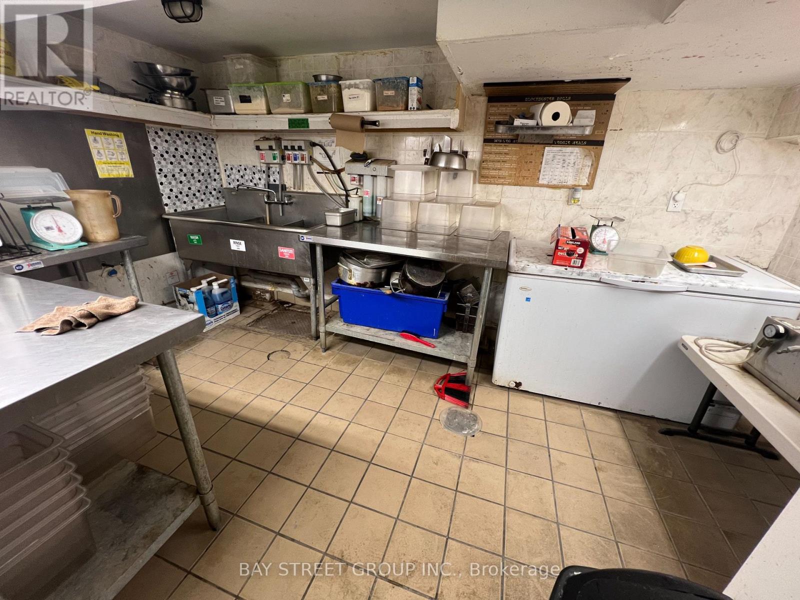 692 Yonge Street, Toronto, Ontario M4Y 2A6 - Photo 5 - C12837330