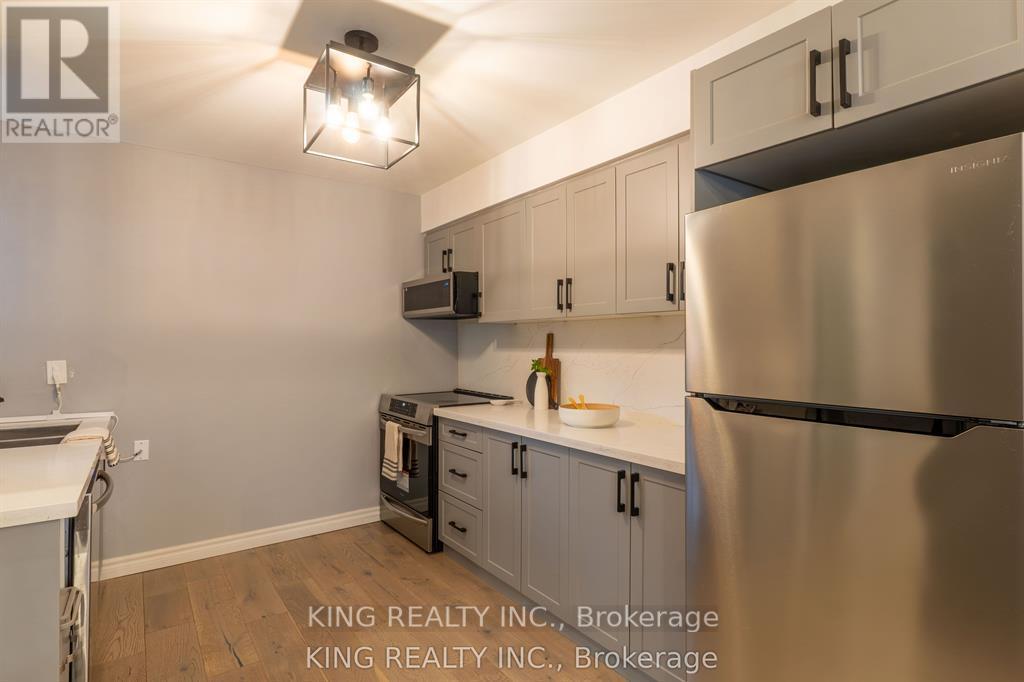 4 - 141 Ripley Court, Oakville, Ontario  L6H 1H2 - Photo 4 - W12837336