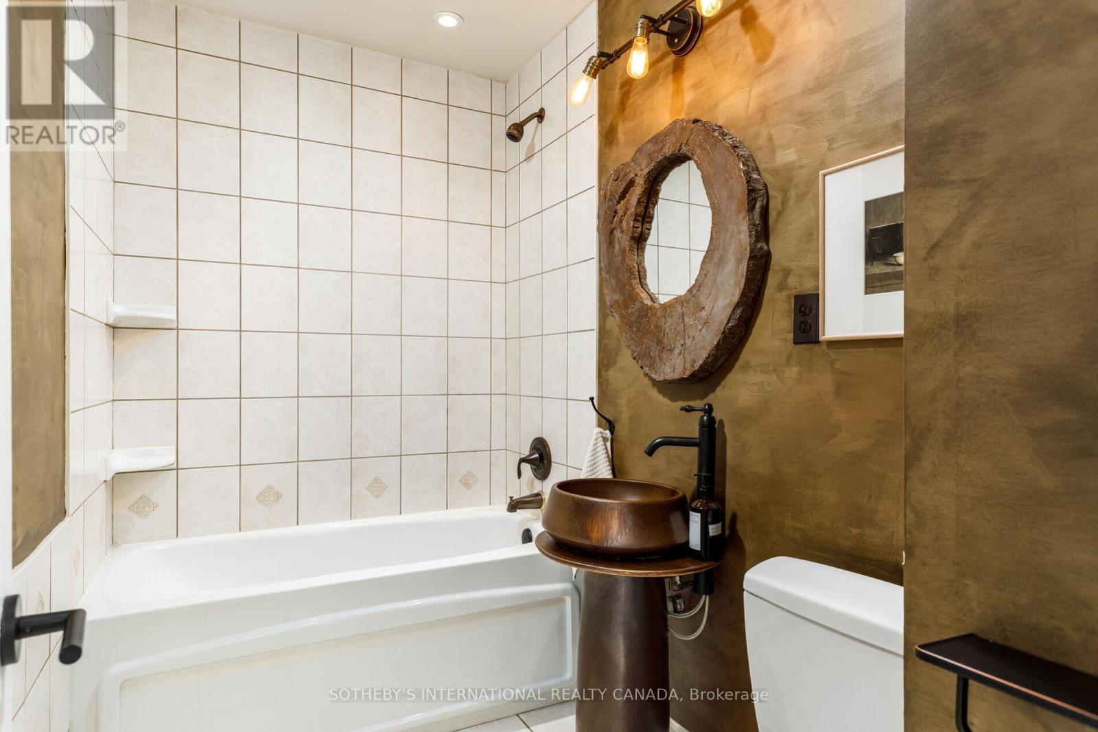 92 Delma Drive, Toronto, Ontario  M8W 4P1 - Photo 15 - W12836476