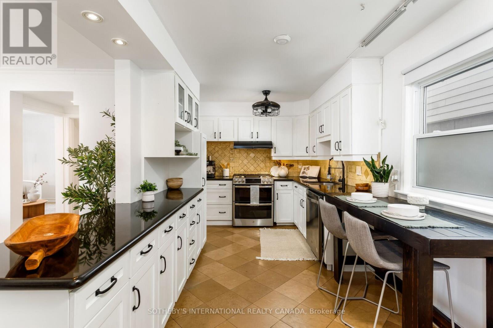 92 Delma Drive, Toronto, Ontario  M8W 4P1 - Photo 5 - W12836476