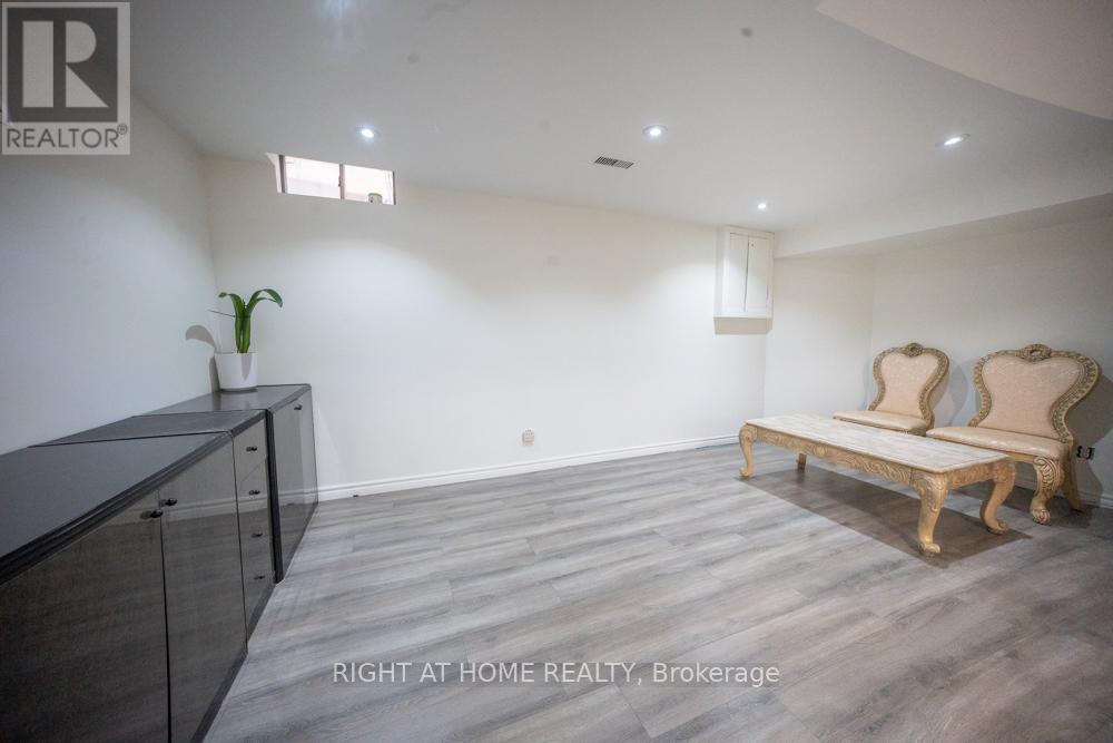 2088 Perran Drive, Mississauga, Ontario  L5K 2R4 - Photo 32 - W12834332