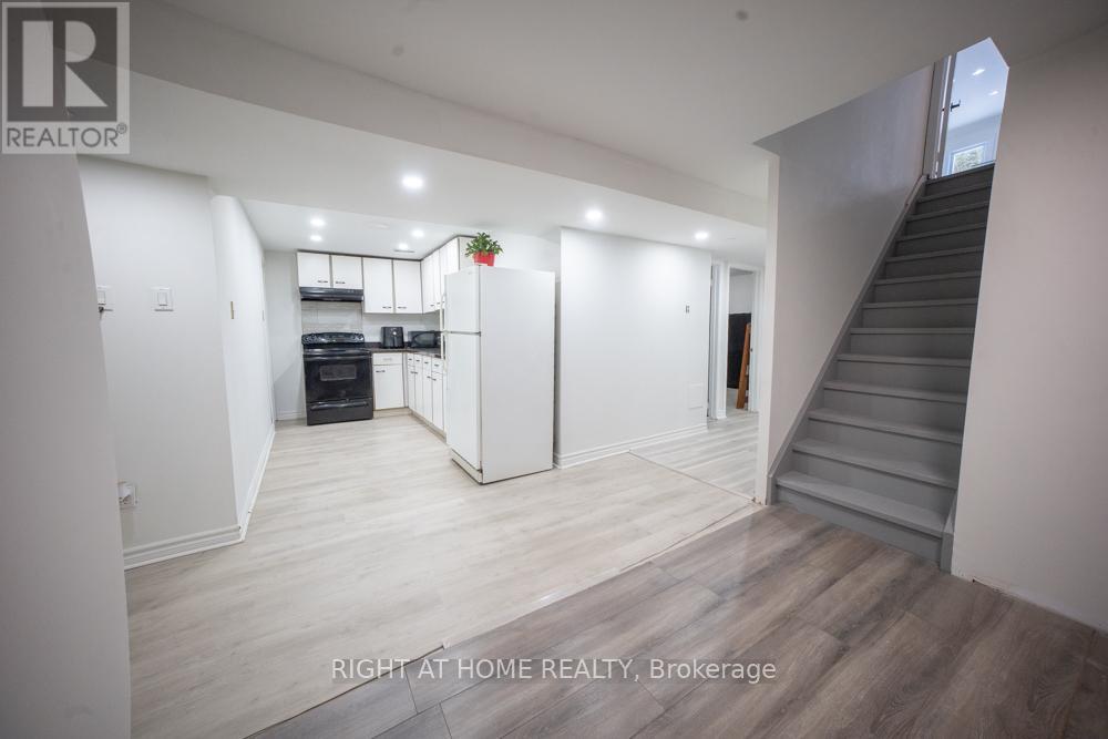 2088 Perran Drive, Mississauga, Ontario  L5K 2R4 - Photo 35 - W12834332