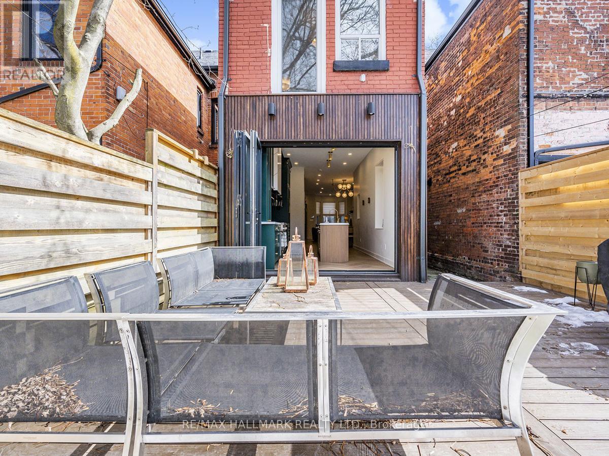 40 Fuller Avenue, Toronto, Ontario  M6R 2C3 - Photo 14 - W12837370