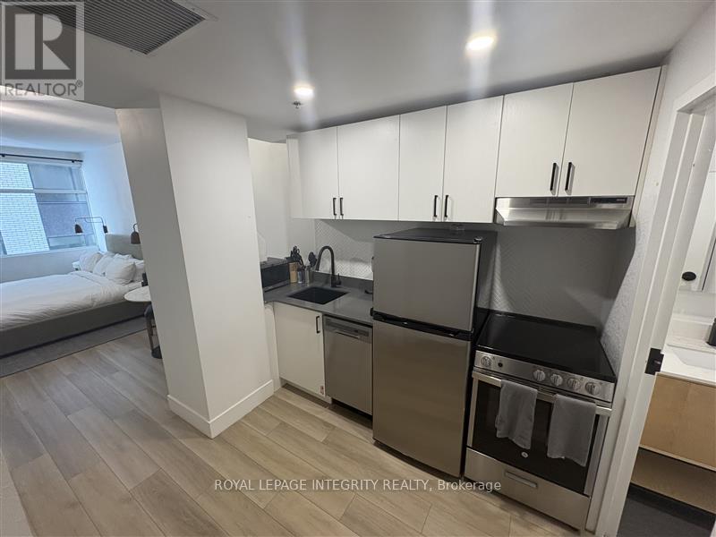 717 - 161 Laurier Avenue W, Ottawa, Ontario  K1P 5J2 - Photo 4 - X12837406