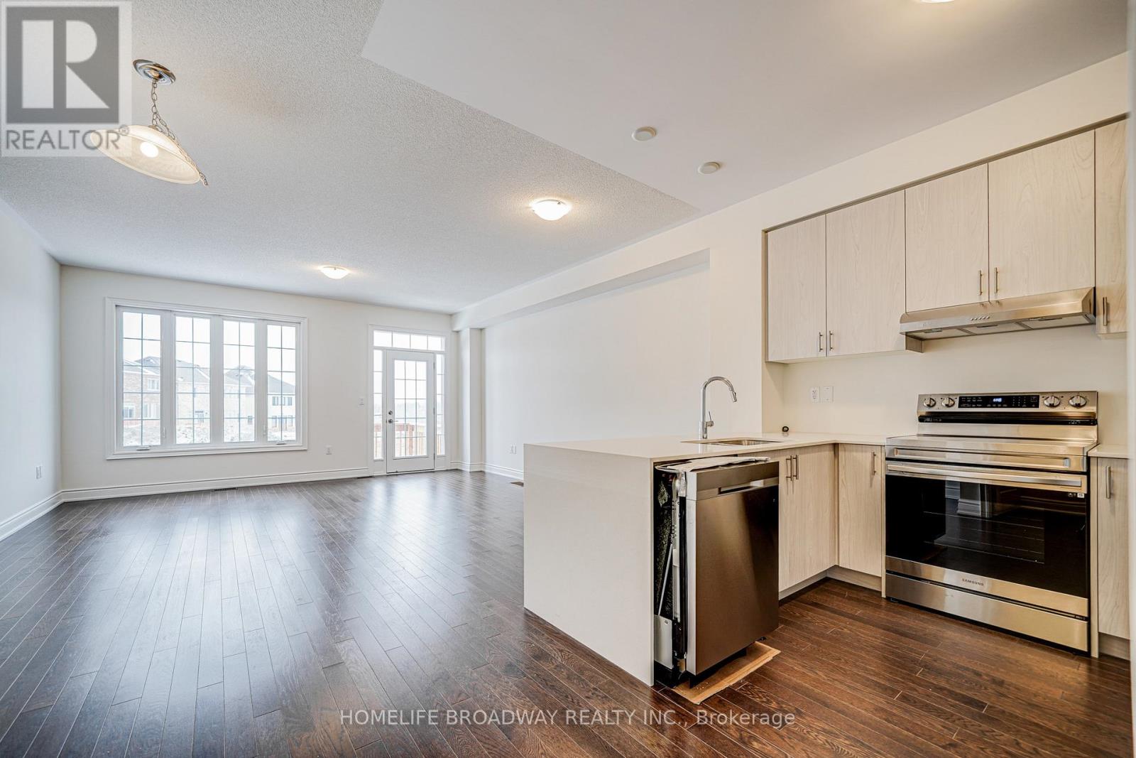 30 Tremoy Road, East Gwillimbury, Ontario  L9N 0T2 - Photo 4 - N12837384