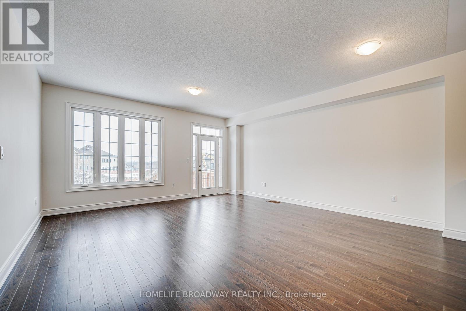 30 Tremoy Road, East Gwillimbury, Ontario  L9N 0T2 - Photo 5 - N12837384