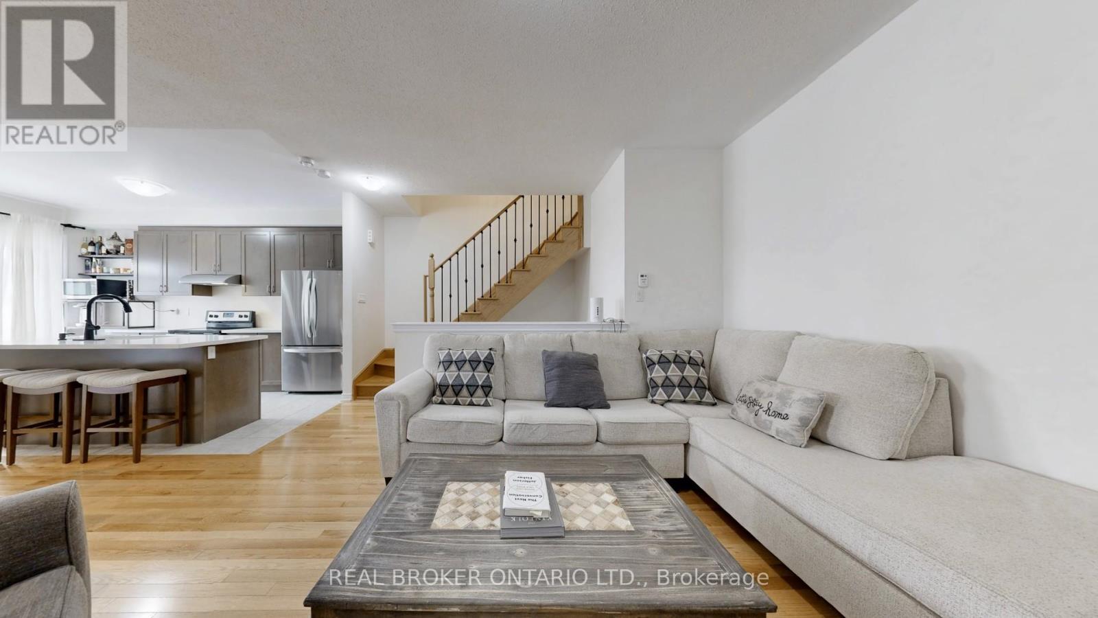 17 Blackpool Lane, East Gwillimbury, Ontario  L9N 0R7 - Photo 3 - N12837404