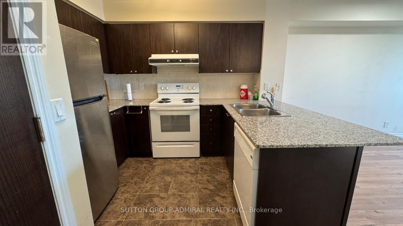 202 - 7 North Park Road, Vaughan (Beverley Glen), Ontario  L4J 0C9 - Photo 4 - N12837440