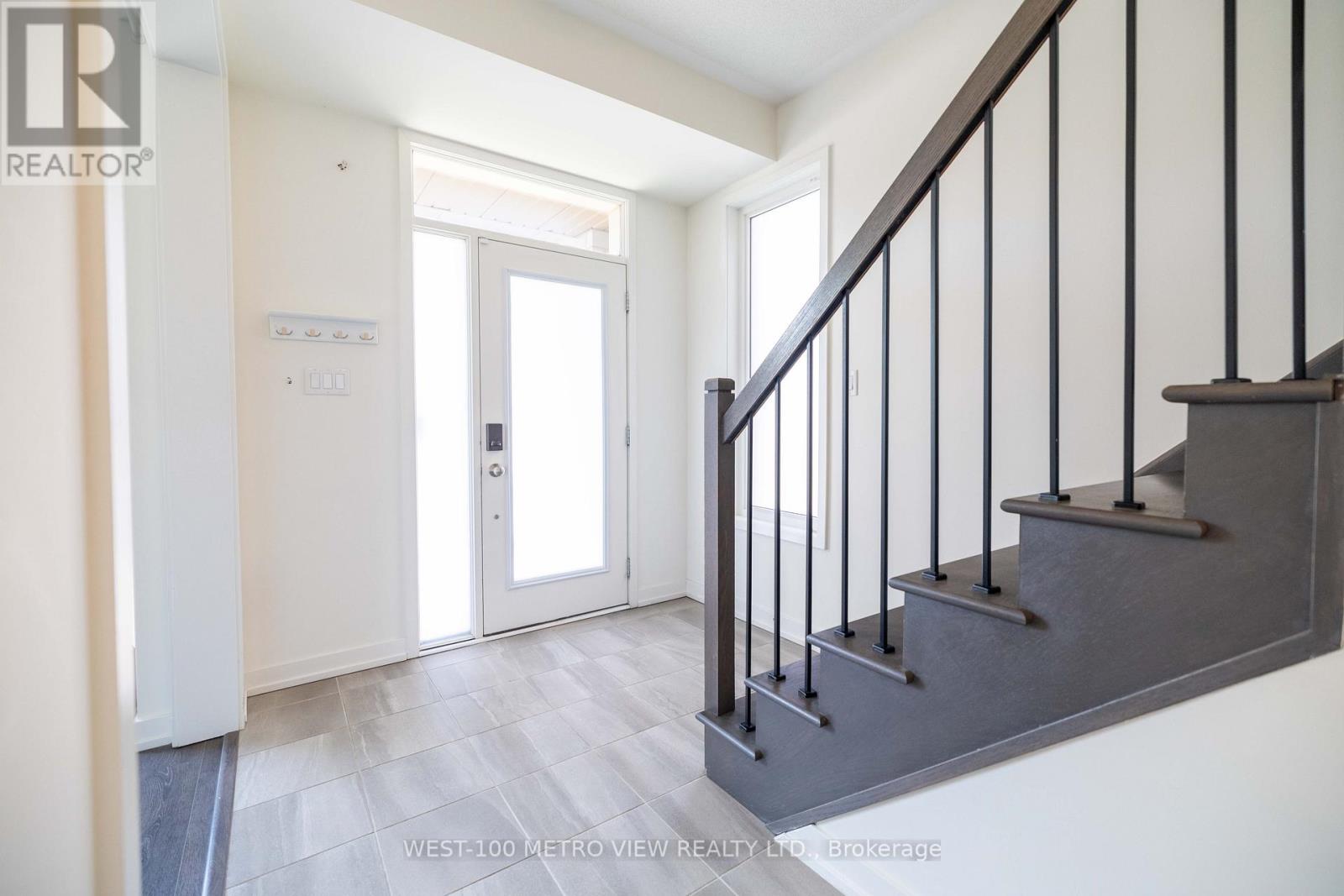 3141 Ernest Appelbe Boulevard, Oakville, Ontario  L6H 0N8 - Photo 3 - W12837426