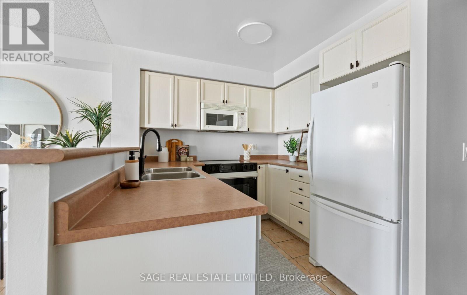 1008 - 15 Michael Power Place, Toronto, Ontario  M9A 5G4 - Photo 11 - W12837438