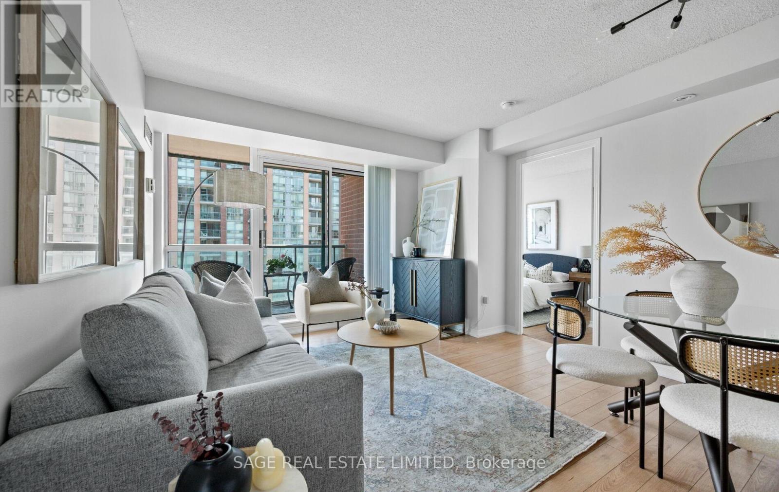 1008 - 15 Michael Power Place, Toronto, Ontario  M9A 5G4 - Photo 4 - W12837438