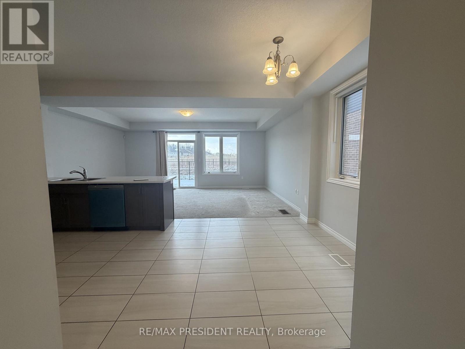 32 Zoe Lane, Hamilton, Ontario  L0R 1C0 - Photo 3 - X12837446