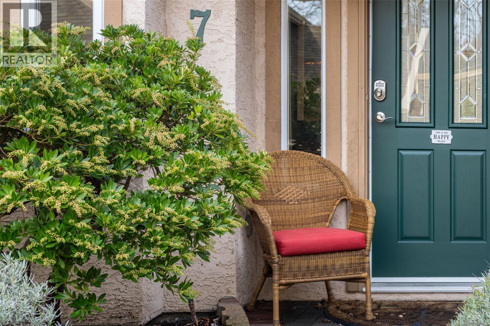 7 2585 Sinclair Rd Ne, Saanich, British Columbia  V8N 1C1 - Photo 4 - 1025258