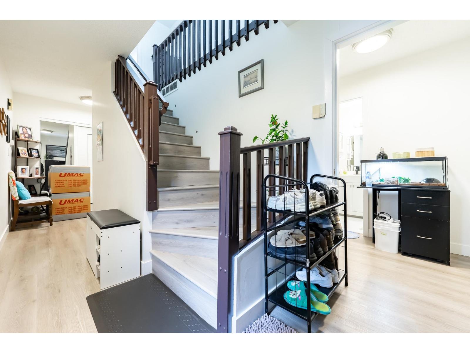 15098 98a Avenue, Surrey, British Columbia  V3R 8H3 - Photo 4 - R3094654