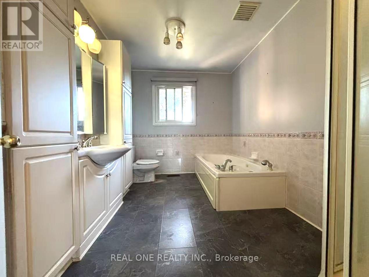 1377 Old Green Lane E, East Gwillimbury, Ontario  L9N 0L8 - Photo 17 - N12373097