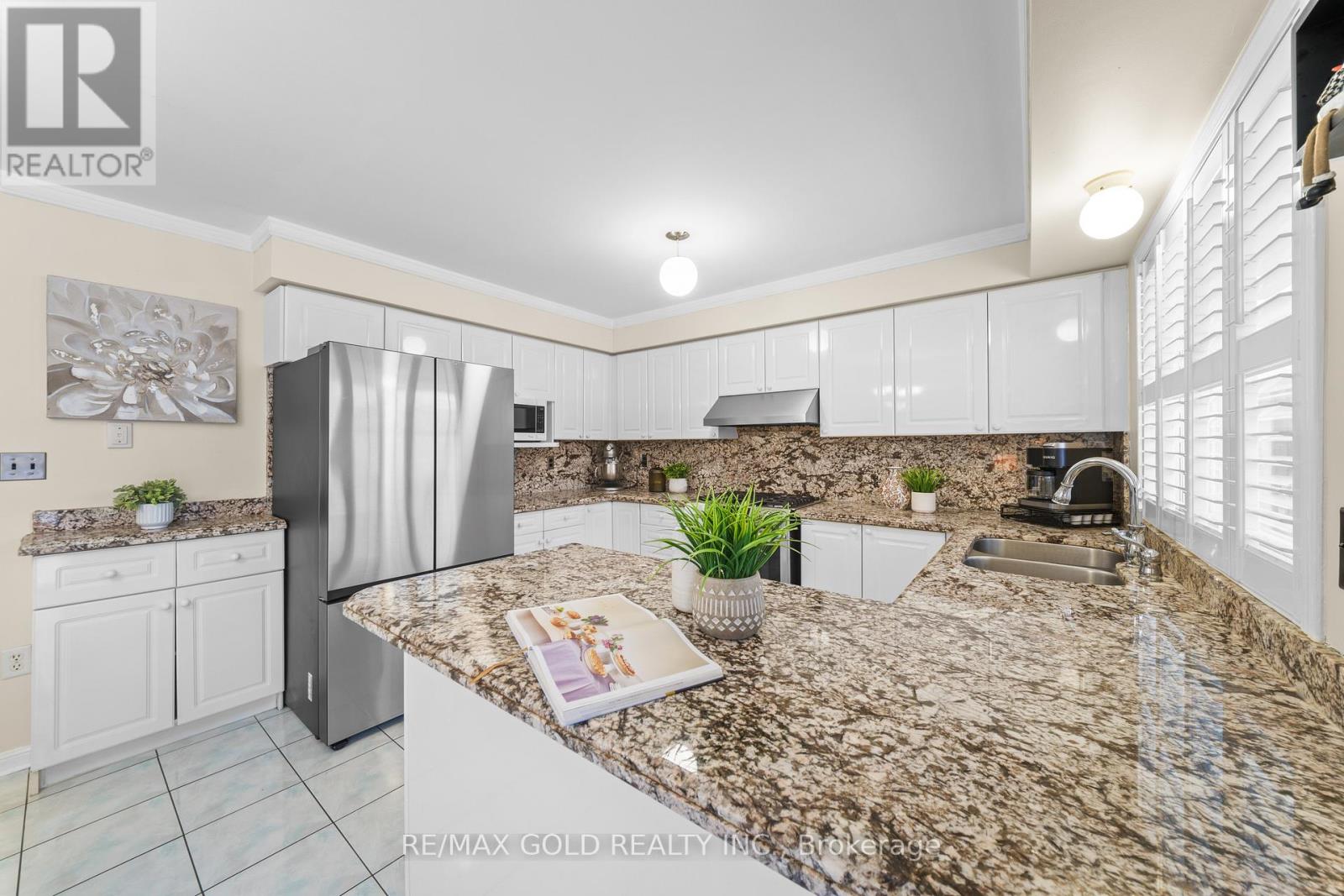 186 Mountainberry Road, Brampton, Ontario  L6R 2L2 - Photo 10 - W12837520