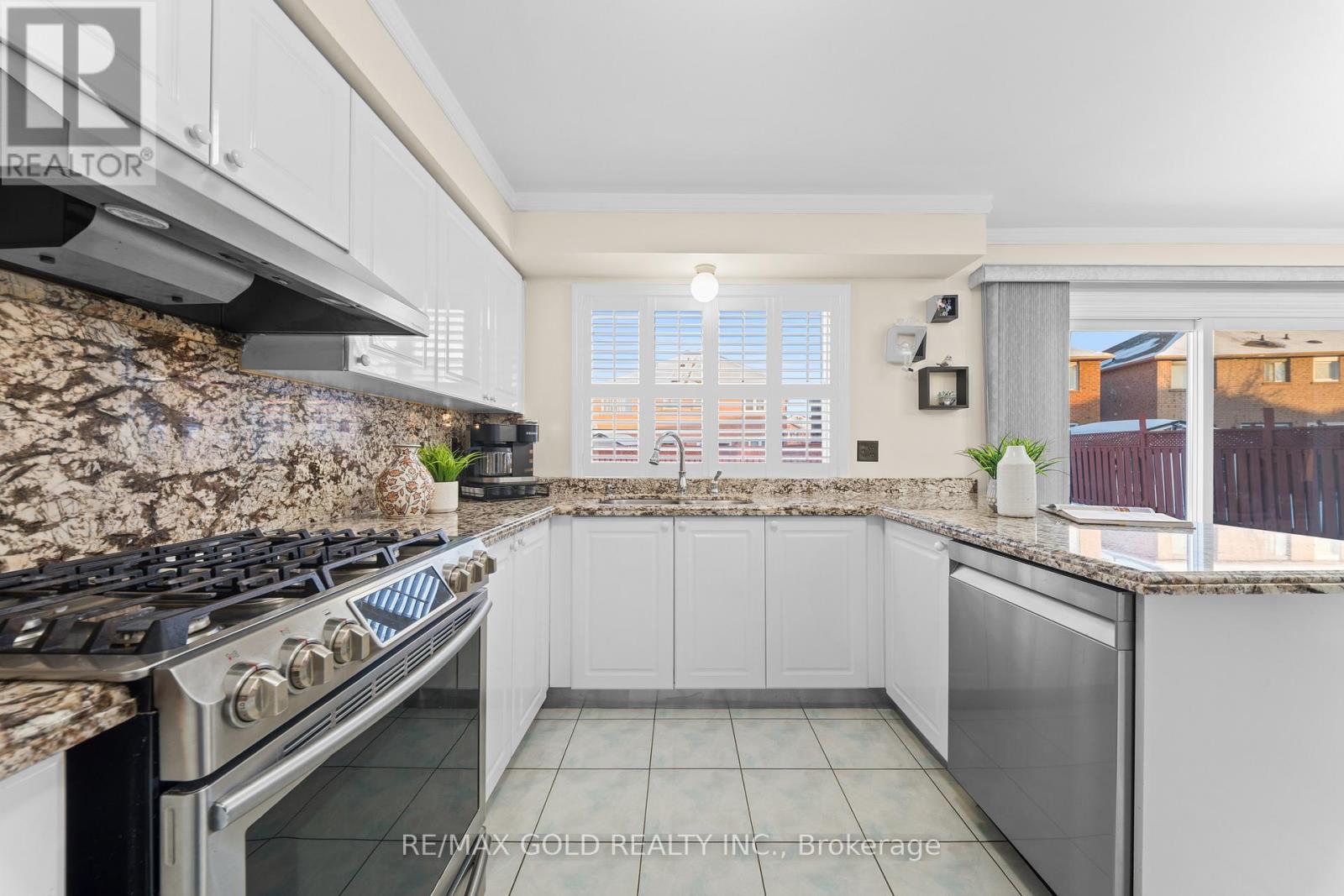 186 Mountainberry Road, Brampton, Ontario  L6R 2L2 - Photo 11 - W12837520