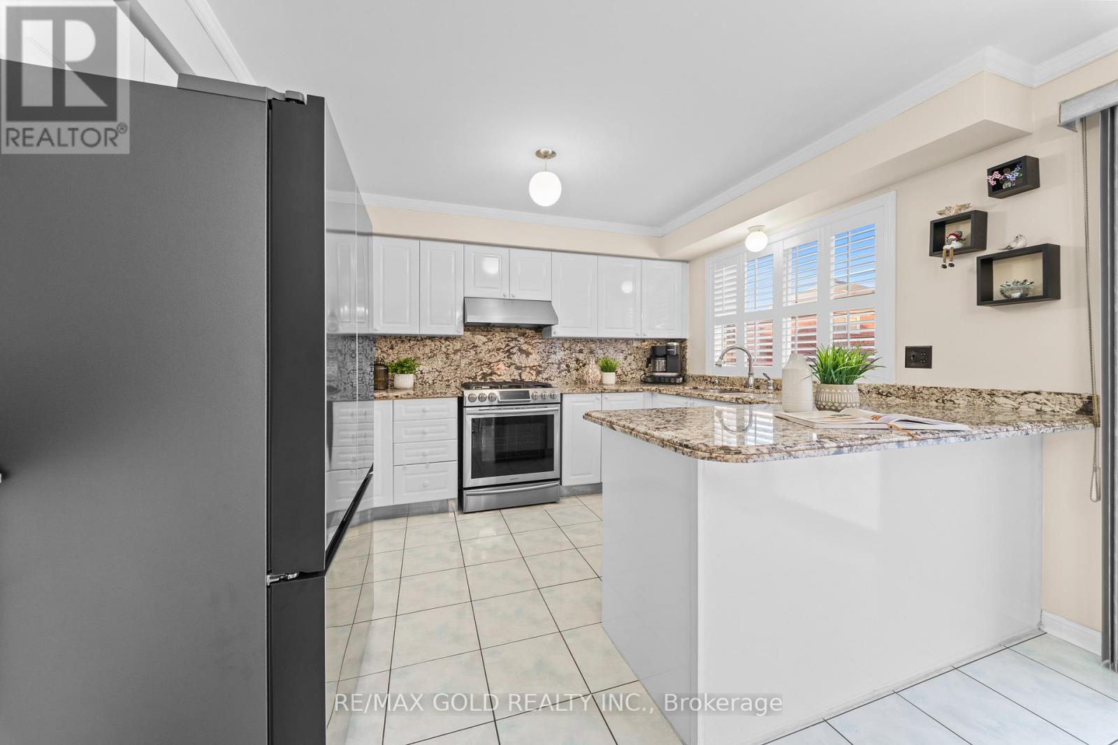 186 Mountainberry Road, Brampton, Ontario  L6R 2L2 - Photo 12 - W12837520