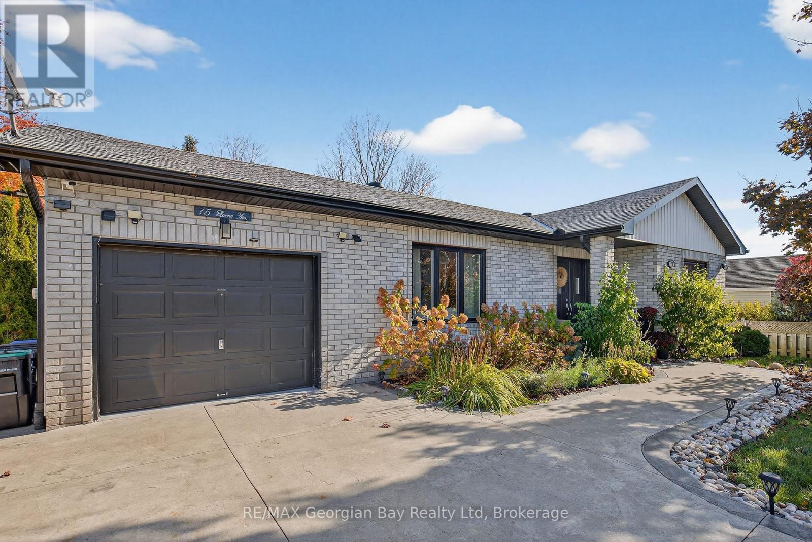 15 Lorne Avenue, Penetanguishene, Ontario L9M 1B1 - Photo 3 - S12837732