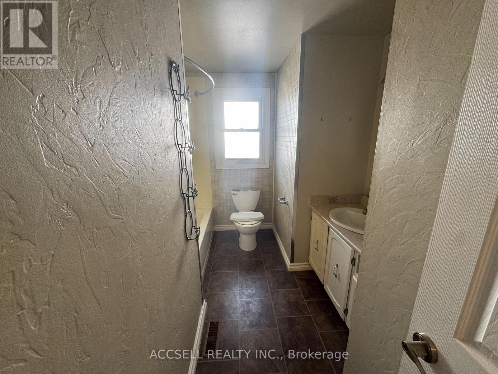 187 Toronto Street, Barrie, Ontario  L4N 1V7 - Photo 9 - S12827054