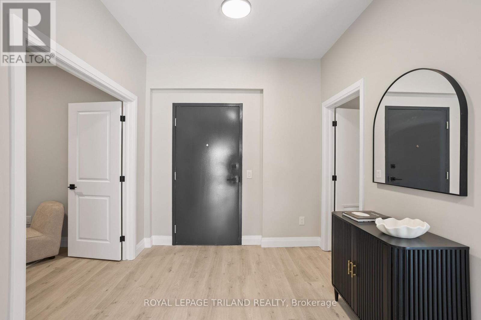 105 - 33318 Richmond Street, Lucan Biddulph, Ontario  N0M 2J0 - Photo 2 - X12837742