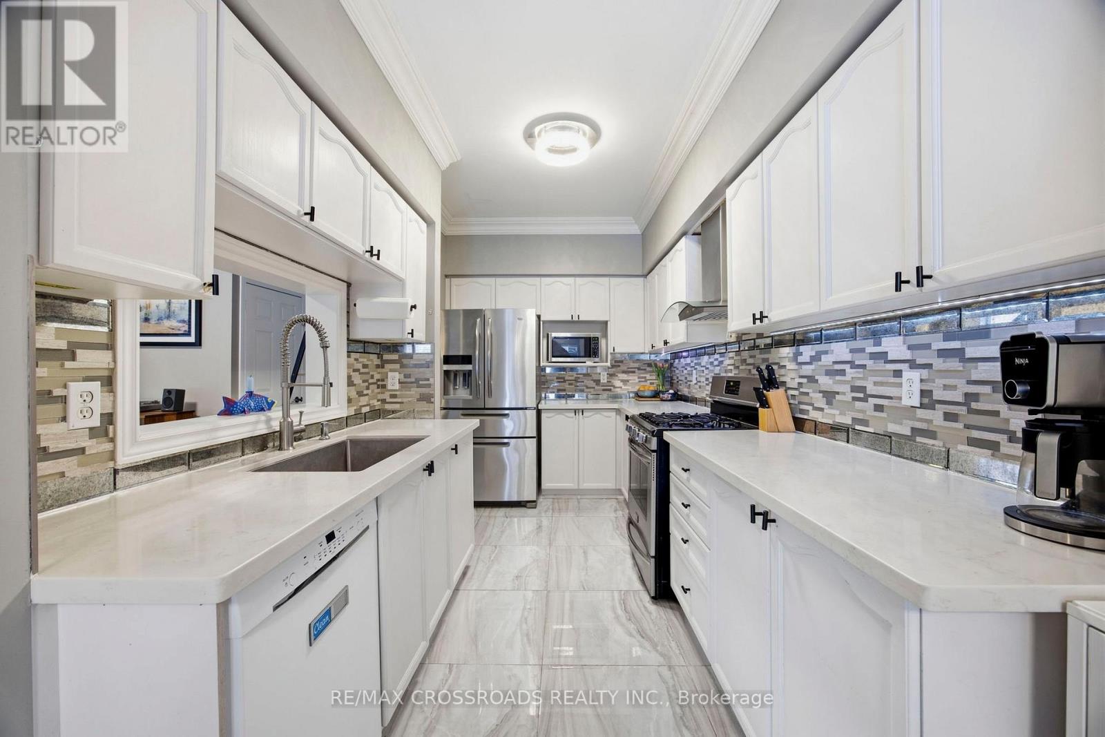 12 Sam Frustaglio Drive, Toronto, Ontario  M9N 3Y5 - Photo 10 - W12837682