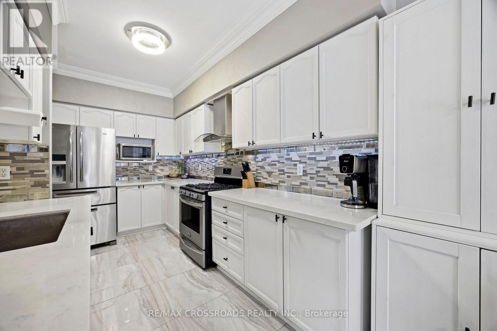 12 Sam Frustaglio Drive, Toronto, Ontario  M9N 3Y5 - Photo 9 - W12837682