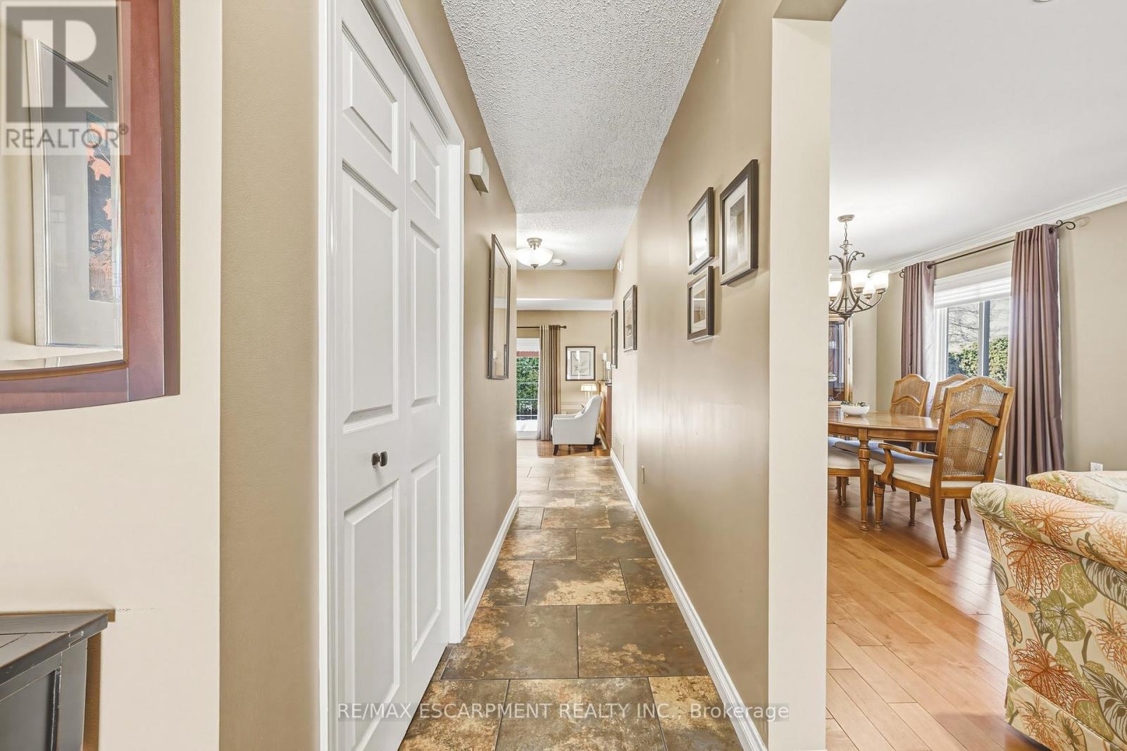 577 Tomahawk Crescent, Hamilton, Ontario  L9G 3T4 - Photo 5 - X12837700