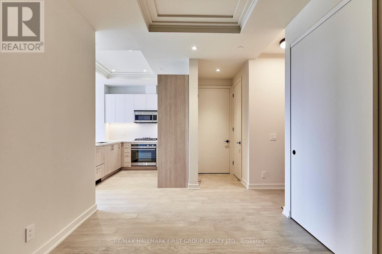 407 - 123 Maurice Drive, Oakville, Ontario  L6K 2W6 - Photo 4 - W12837776