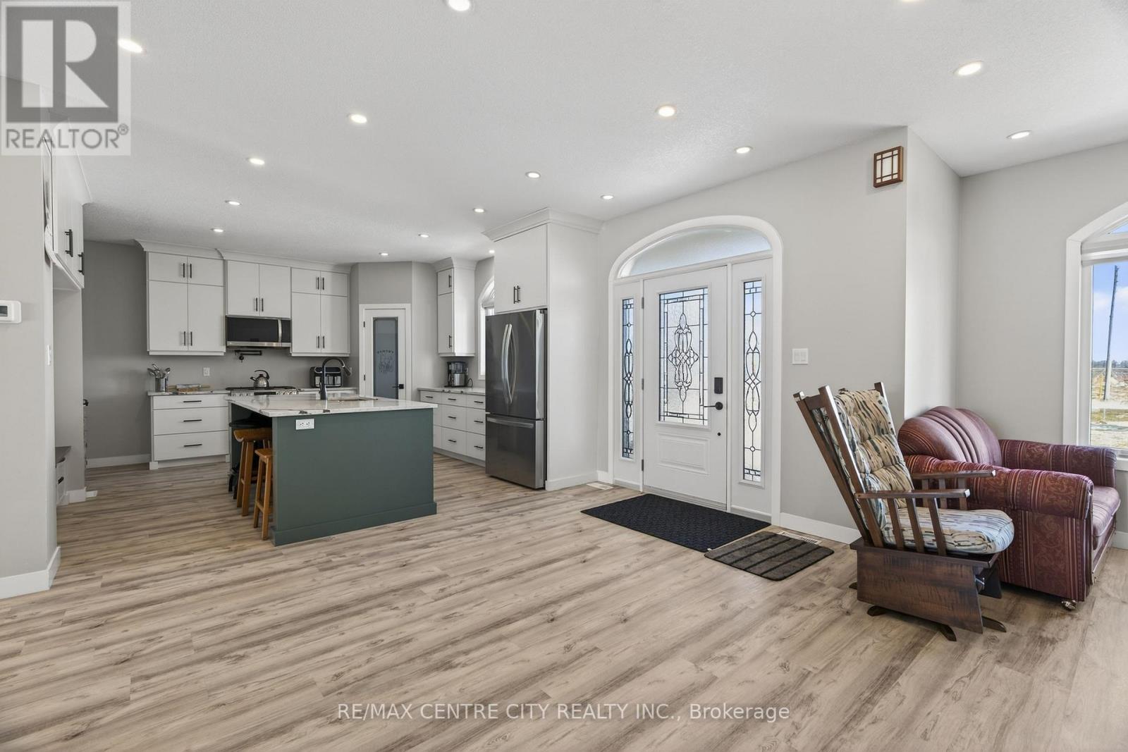 22273 Pratt Siding Road, Southwest Middlesex, Ontario  N0L 1M0 - Photo 3 - X12837856