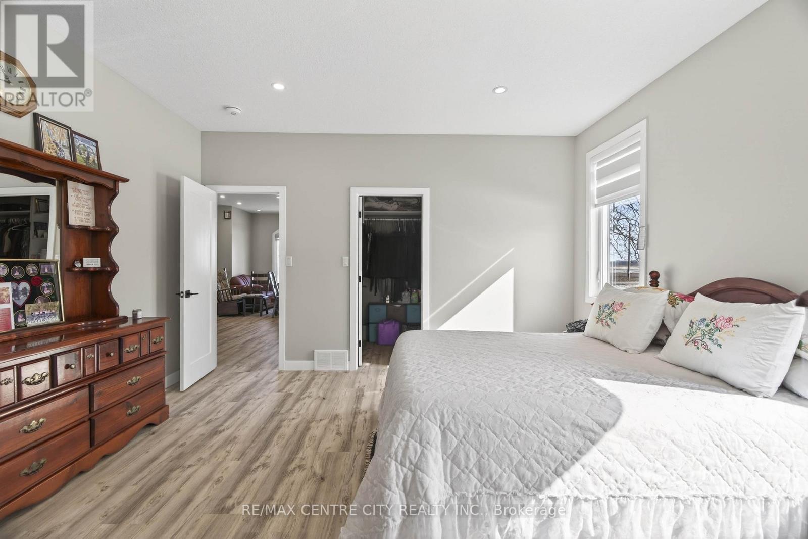 22273 Pratt Siding Road, Southwest Middlesex, Ontario  N0L 1M0 - Photo 35 - X12837856