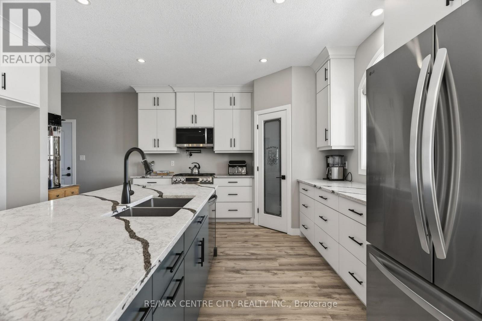 22273 Pratt Siding Road, Southwest Middlesex, Ontario  N0L 1M0 - Photo 5 - X12837856