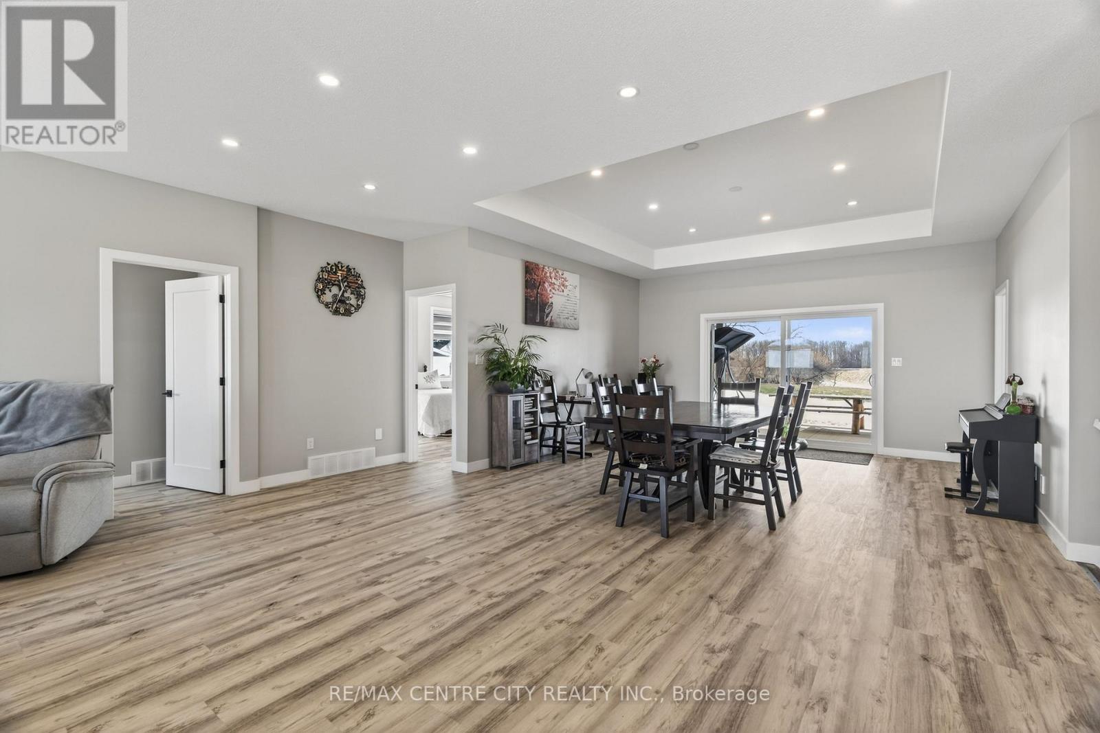 22273 Pratt Siding Road, Southwest Middlesex, Ontario  N0L 1M0 - Photo 6 - X12837856