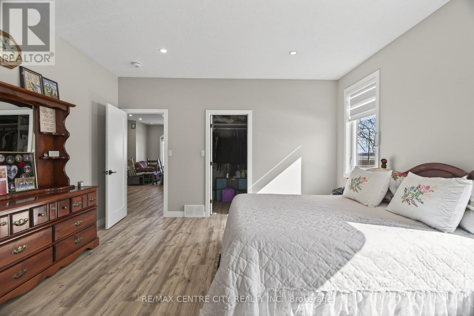 22273 Pratt Siding Road, Southwest Middlesex, Ontario  N0L 1M0 - Photo 9 - X12837856