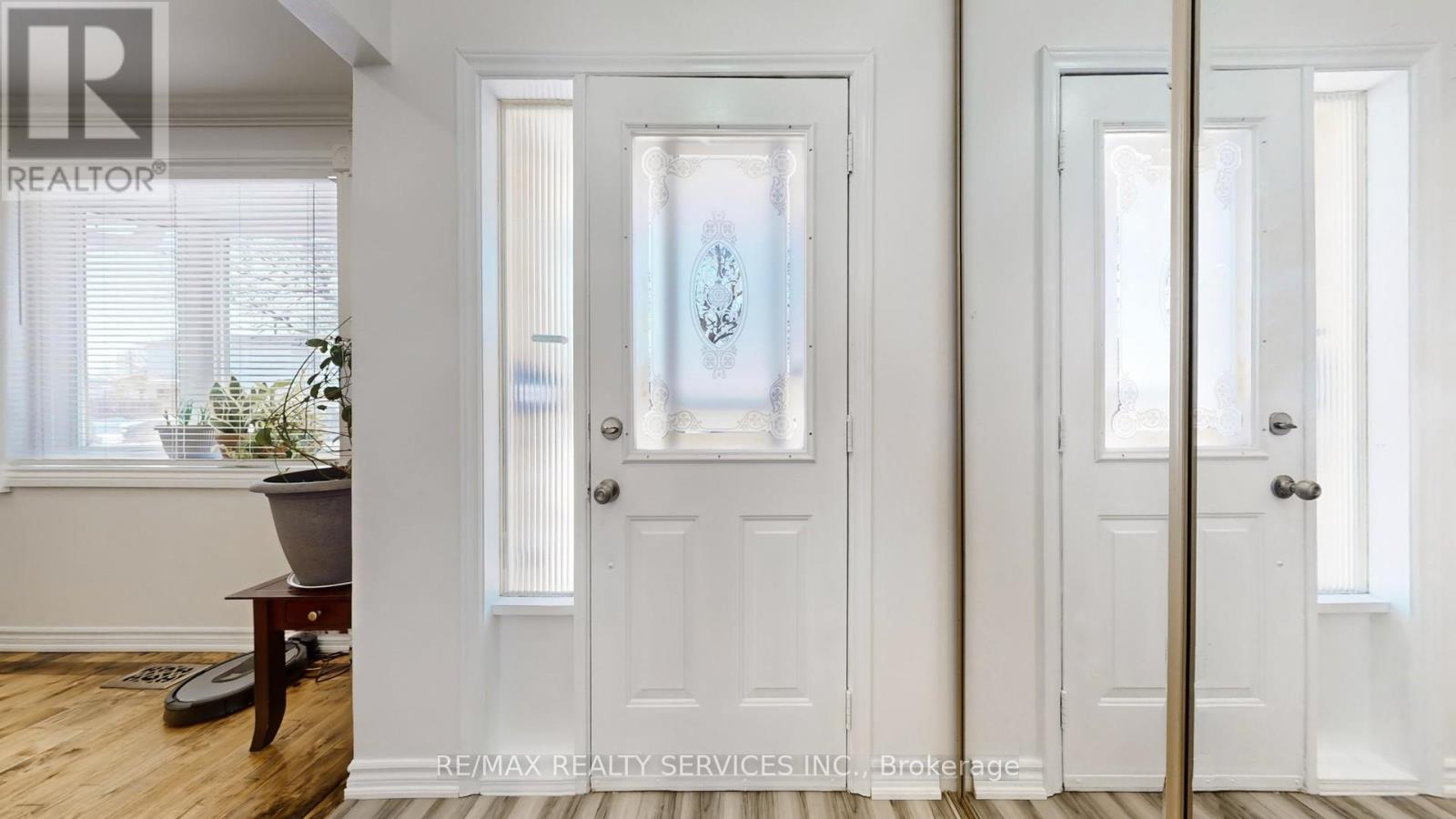 10 Minton Place, Brampton, Ontario  L6S 2S7 - Photo 4 - W12837888