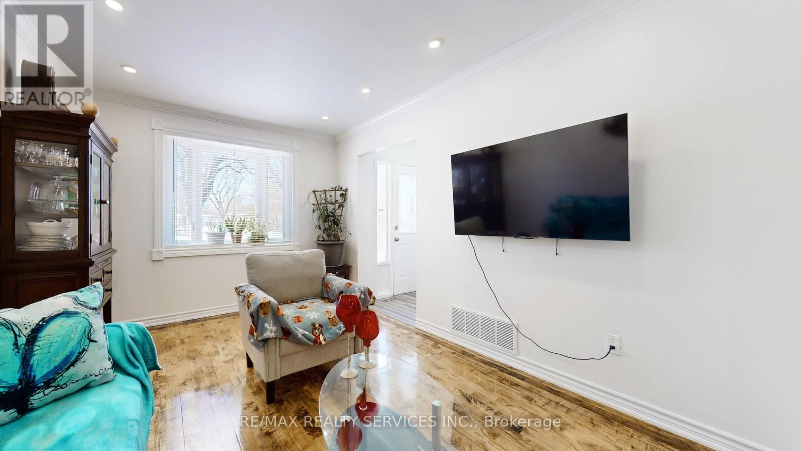 10 Minton Place, Brampton, Ontario  L6S 2S7 - Photo 7 - W12837888