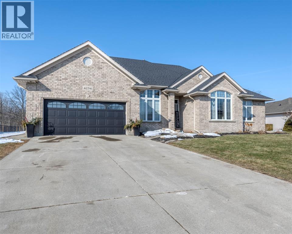 4294 Garden Crescent, Petrolia photo 2