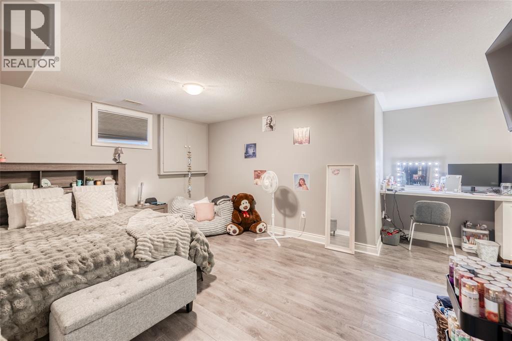 4294 Garden Crescent, Petrolia photo 36