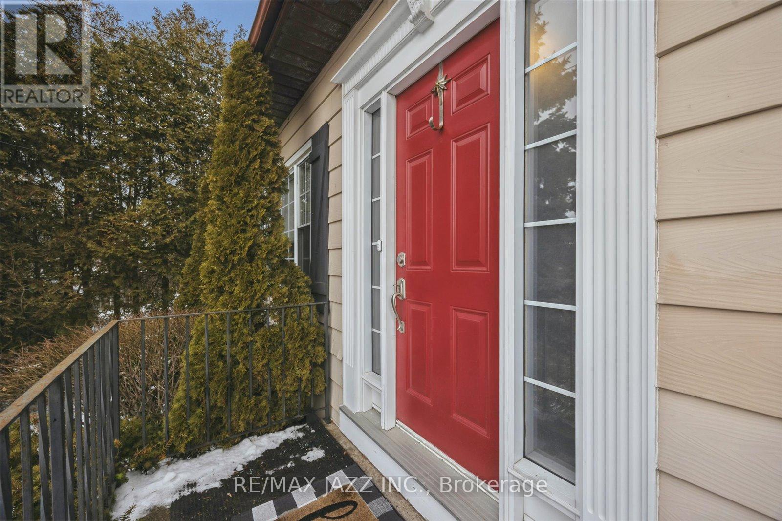 1633 Charles Street, Whitby, Ontario  L1N 1C1 - Photo 3 - E12837908