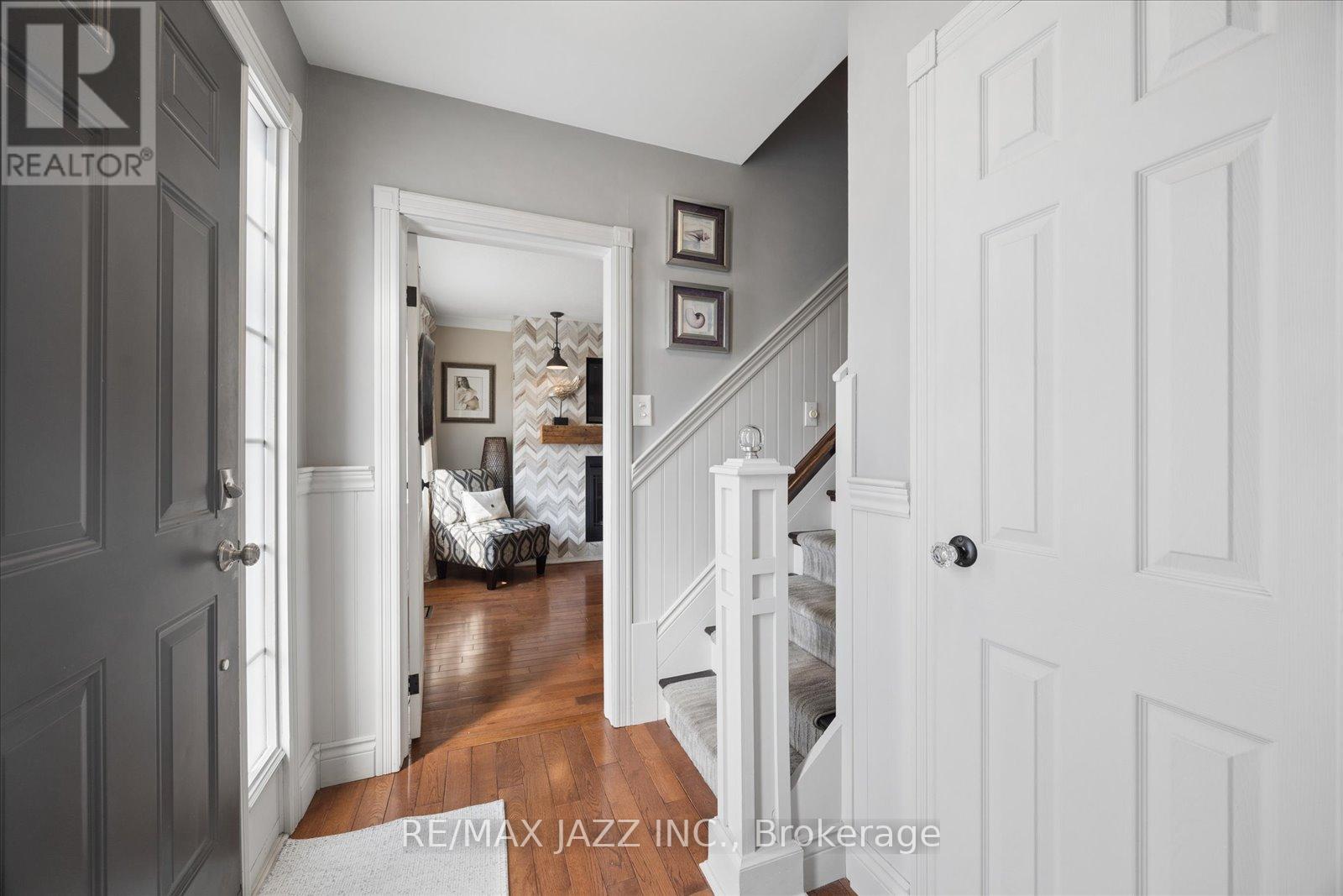 1633 Charles Street, Whitby, Ontario  L1N 1C1 - Photo 4 - E12837908