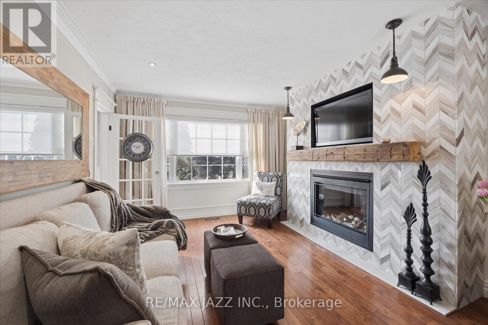 1633 Charles Street, Whitby, Ontario  L1N 1C1 - Photo 5 - E12837908