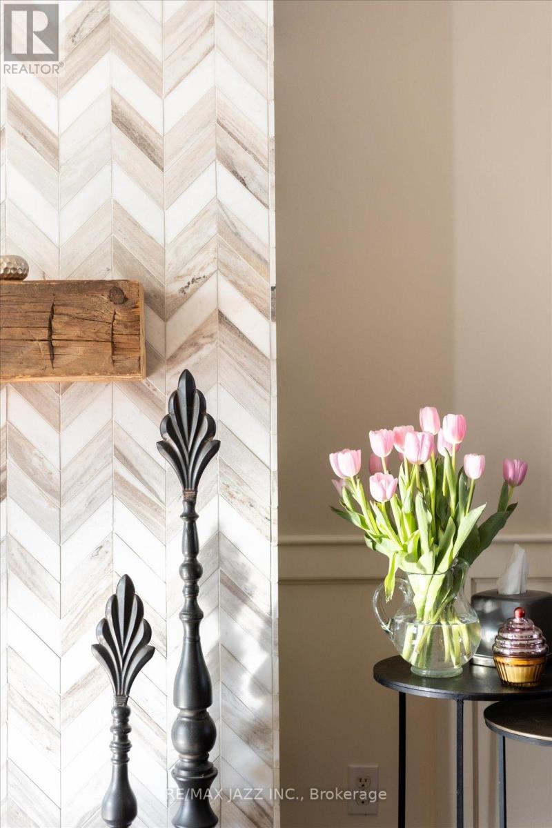 1633 Charles Street, Whitby, Ontario  L1N 1C1 - Photo 6 - E12837908