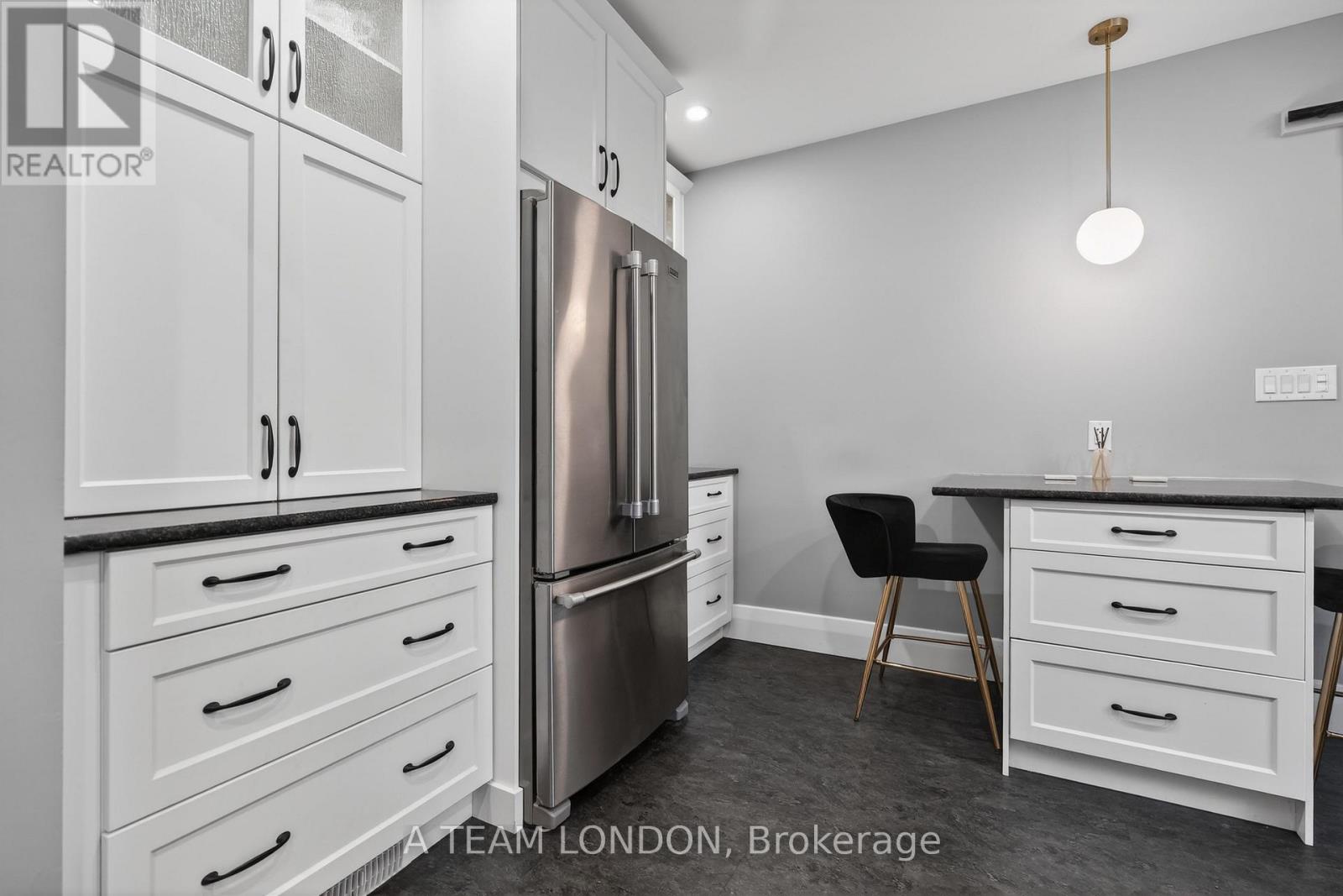 Photo 13 of 50 for 307 Ridout Street S